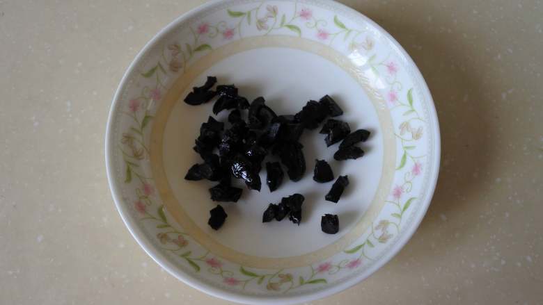 杂蔬焗饭,黑橄榄去核切碎，洋葱切粒