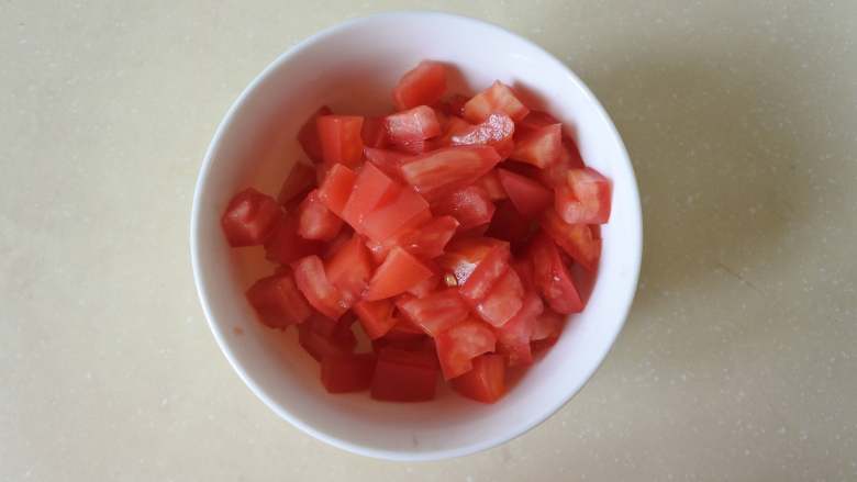杂蔬焗饭,欧芹切末，西红柿去籽把果肉切粒