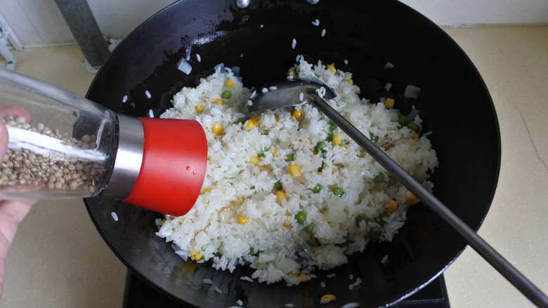 杂蔬焗饭,加盐、胡椒碎调味