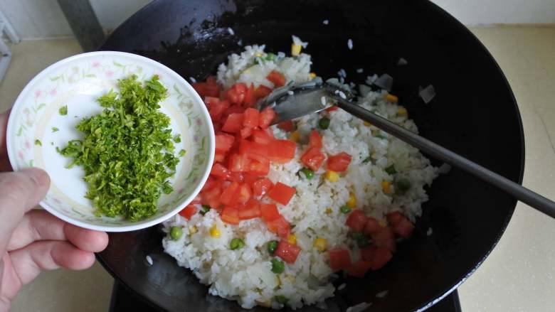 杂蔬焗饭, 放西红柿粒、一大半欧芹炒匀