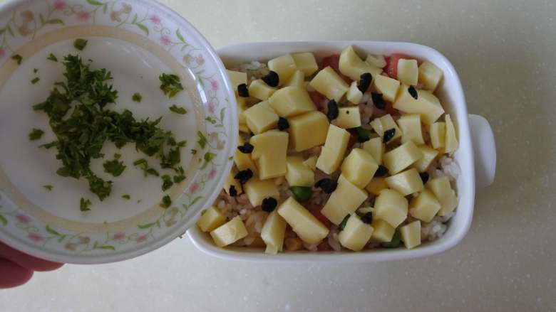 杂蔬焗饭,撒上黑橄榄和剩下的一小部分欧芹