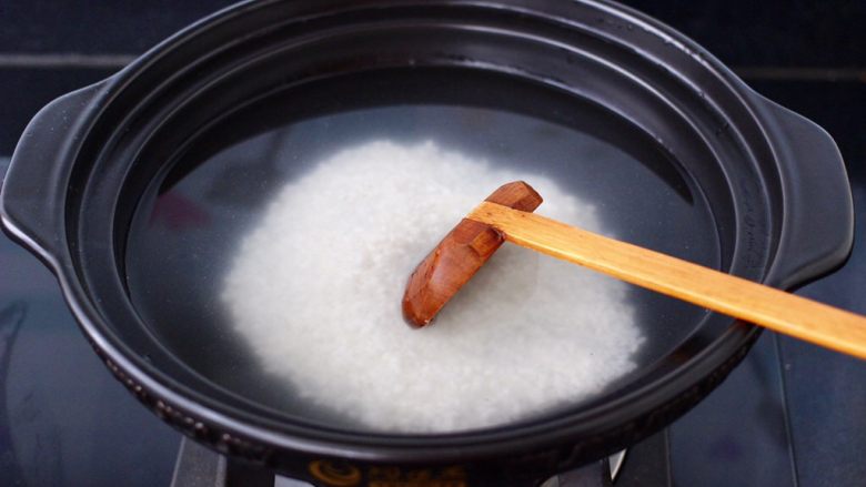海虾皮蛋萝卜粥,砂锅里加入适量的清水，把浸泡好的大米和糯米放入砂锅里。