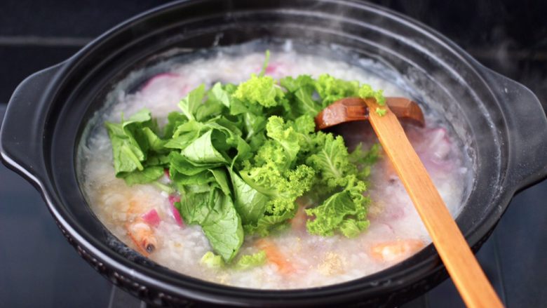 海虾皮蛋萝卜粥,大火煮开后，放入萝卜叶和小苔菜。