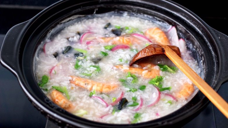 海虾皮蛋萝卜粥,大火煮开后，看见萝卜叶和小苔菜变色断生后即可关火。