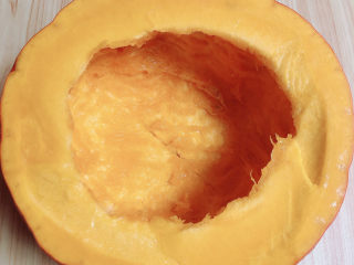 香菇蒸排骨,金瓜在三分之一处切掉盖，当碗使用。