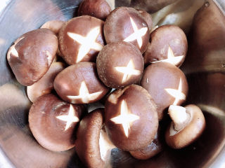 香菇蒸排骨,香菇切十字花刀，美观好看。