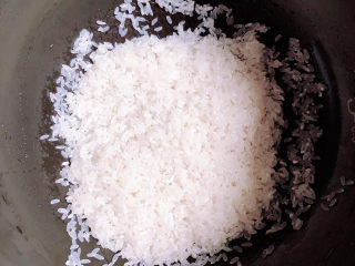 香菇蒸排骨,准备好大米，洗净，放入高压锅中。
