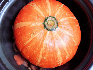 香菇蒸排骨,上面盖上切好的金瓜。开始焖饭，选择精煮饭，40分钟即可。