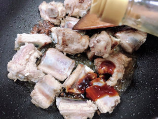香菇蒸排骨,放入料酒、蚝油、生抽、盐，翻炒均匀。