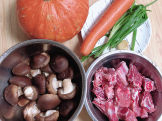 香菇蒸排骨,准备好食材。排骨、香菇、南瓜、胡萝卜、小葱、姜。