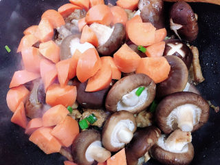 香菇蒸排骨,放入香菇和胡萝卜，翻炒均匀。