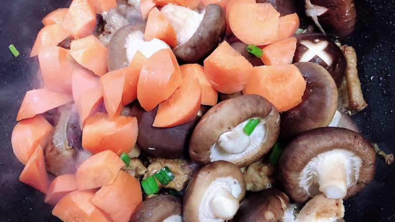 香菇蒸排骨,放入香菇和胡萝卜，翻炒均匀。