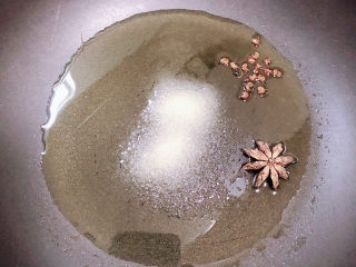香菇蒸排骨,锅中倒入油，中火加热，放入白糖、八角花椒煸香。