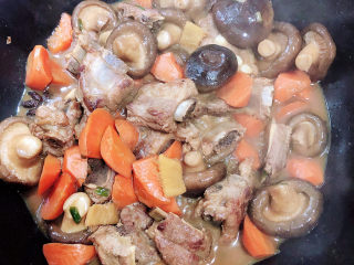 香菇蒸排骨,排骨中的汤炖至够焖饭的汤量即可关火。