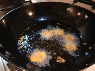 金丝凤尾虾,把虾仁插入土豆球下油锅炸制金黄捞出来。