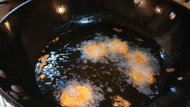 金丝凤尾虾,把虾仁插入土豆球下油锅炸制金黄捞出来。