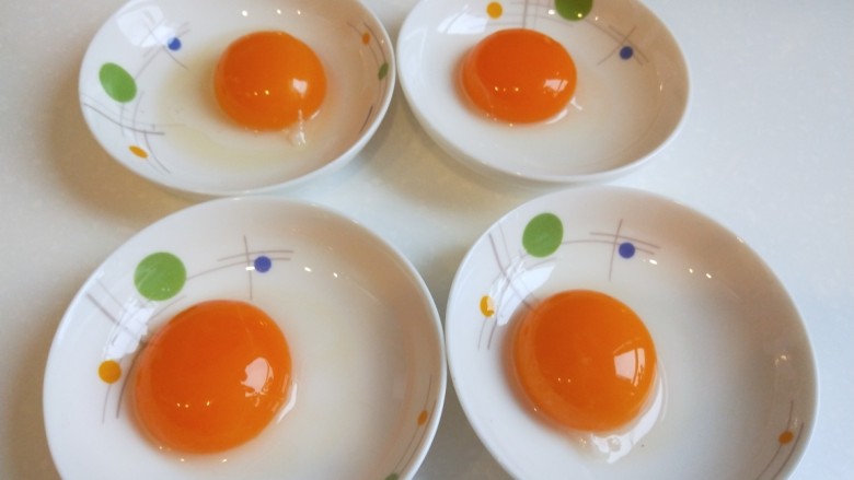蛋黄派,小碟子刷一层油倒入蛋黄备用。