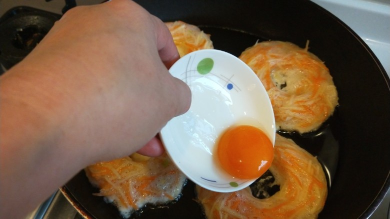 蛋黄派,中午用筷子搅一个洞，倒入蛋黄。