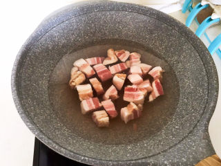 干豆角红烧肉,五花肉冷水下锅，水开后焯水3分钟