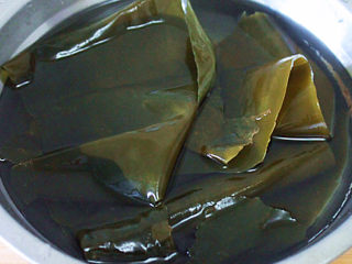 韩国海带汤,干海带用温水泡发30分钟，清洗干净