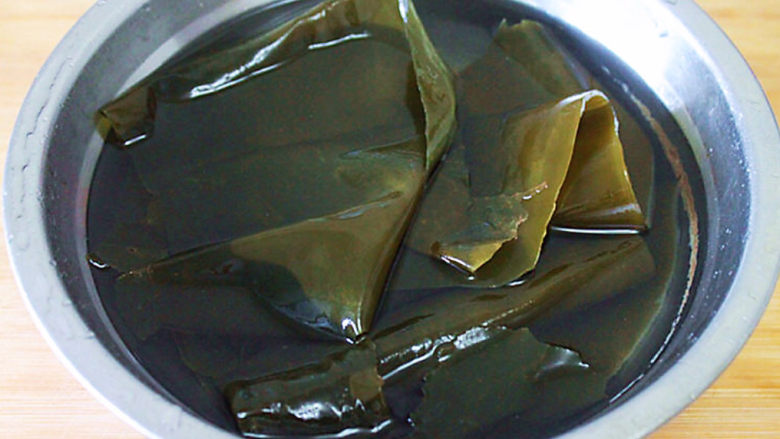 韩国海带汤,干海带用温水泡发30分钟，清洗干净