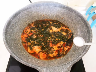 韩国海带汤,菜肉都熟了，加入精盐调味
