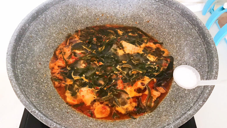 韩国海带汤,菜肉都熟了，加入精盐调味