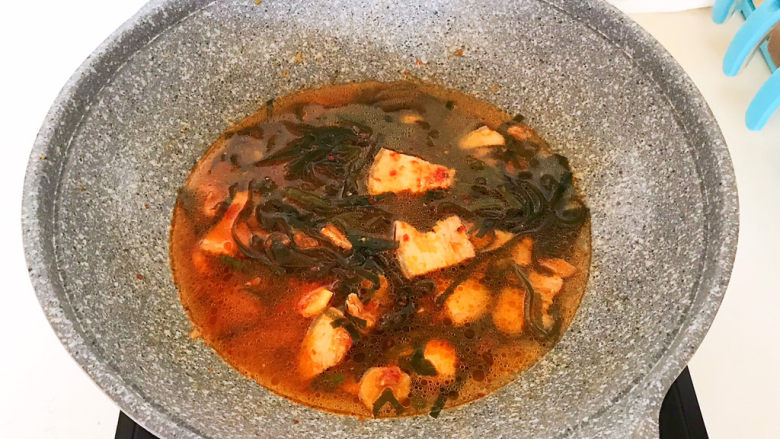 韩国海带汤,加入温水，水量没过食材，大火烧开后小火慢烧15分钟
