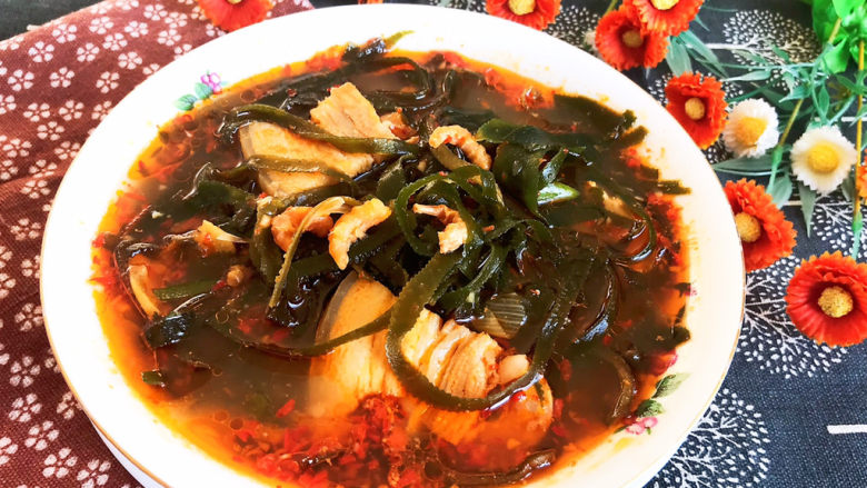 韩国海带汤,韩国海带汤营养丰富，汤鲜味美，风味独特~