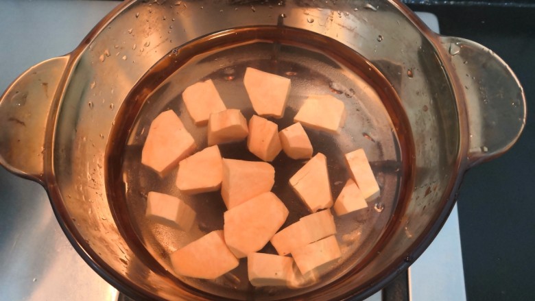 红枣红薯汤,把红薯块，倒入锅中，大火烧煮