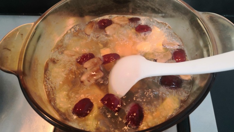 红枣红薯汤,用勺子，搅拌均匀，大火烧开