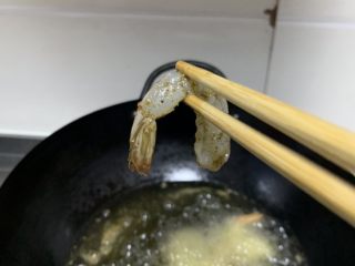 金丝凤尾虾,放油油热炸