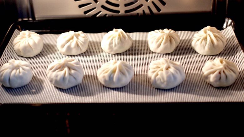 萝卜樱海鲜豆腐蒸饺,把包好的饺子放入蒸箱的蒸屉上，开启纯蒸模式蒸10分钟即可。