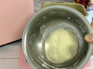 葡萄干吐司🍞,烫种的材料全部放入盆中。搅拌均匀，这个状态即可，冰箱里冷藏一夜备用。