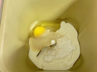 葡萄干吐司🍞,将鸡蛋、酸奶、糖、酵母倒入面包桶中