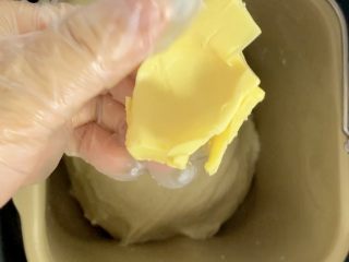 葡萄干吐司🍞,加入软化的黄油。