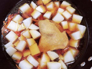 老鸭粉丝汤,放入白萝卜，开大火烧开锅。