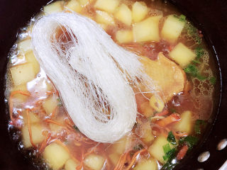 老鸭粉丝汤,白萝卜炖煮8-10分钟，放入一把粉丝，继续炖煮。