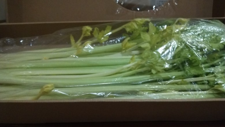 五花肉炒芹菜,打开盒子取出来芹菜。