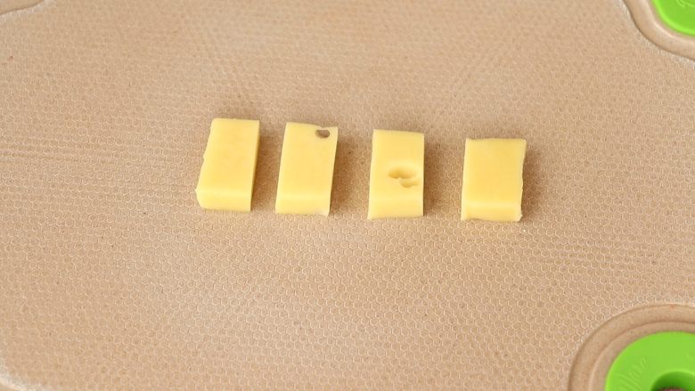 奶酪夹心饭团,奶酪切成小块