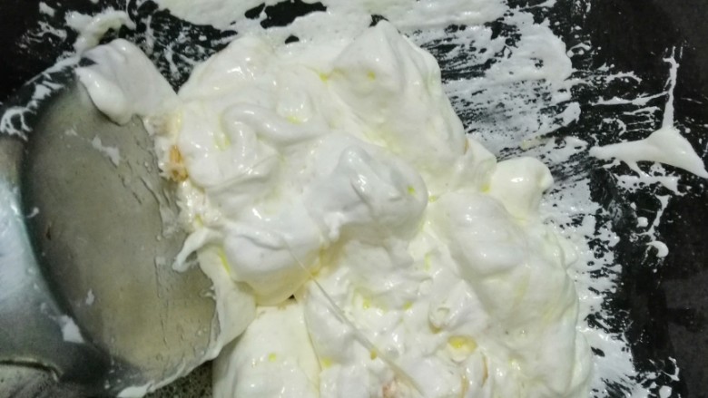 坚果雪花酥,融化后倒入100克奶粉继续搅拌。