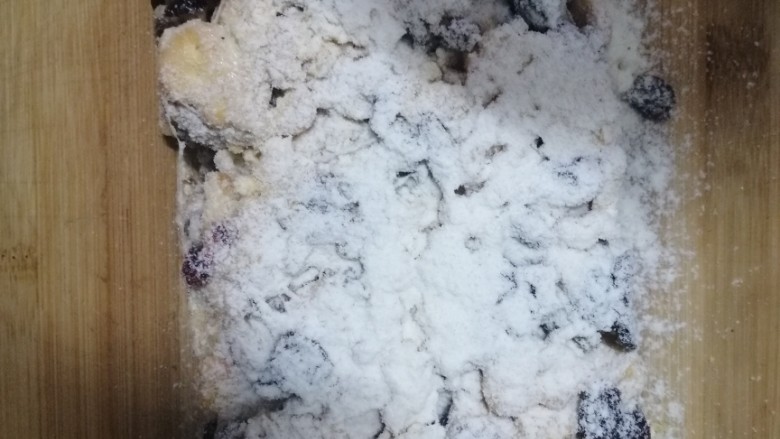 坚果雪花酥,放入模具，再放冰箱冷藏20分钟后取出，正反用面粉筛撒匀20克奶粉