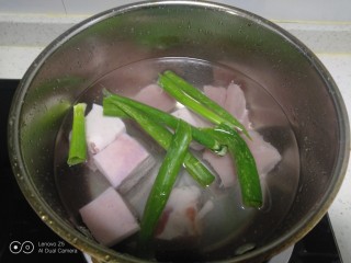 红烧肉炖冬瓜,锅中放入适量清水，放入葱