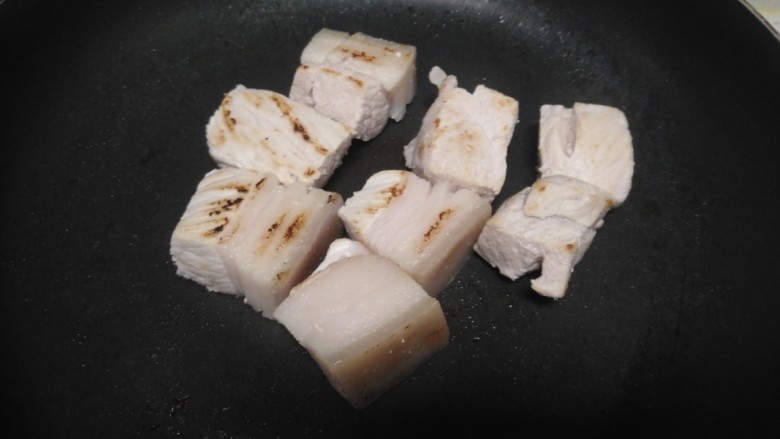红烧肉炖冬瓜,锅中放入肉块炒干水分盛出