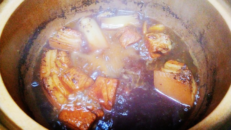 红烧肉炖冬瓜,转小火煮40分钟