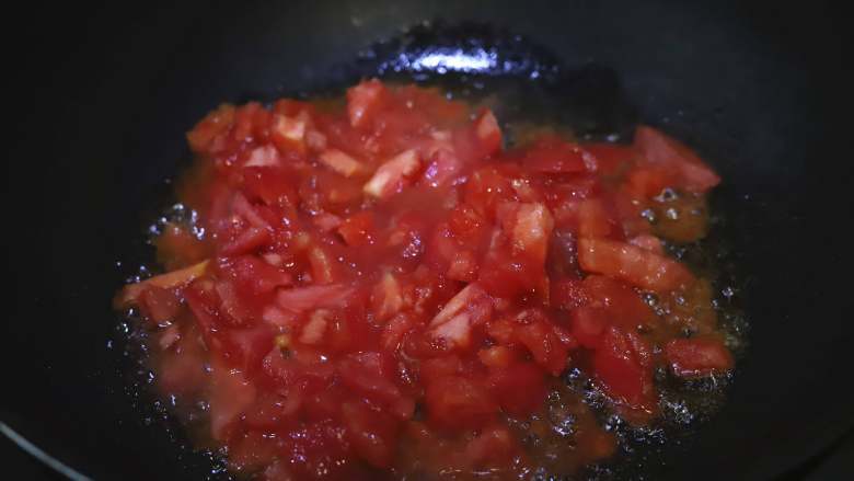 金针菇牛肉汤,油锅烧热，下入西红柿丁翻炒出汤汁，成熟的西红柿很容易出汁。
