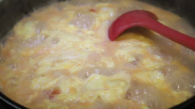 金针菇牛肉汤,最后打入鸡蛋，边往锅里淋蛋液边用汤勺搅动，蛋液凝固就可以了。