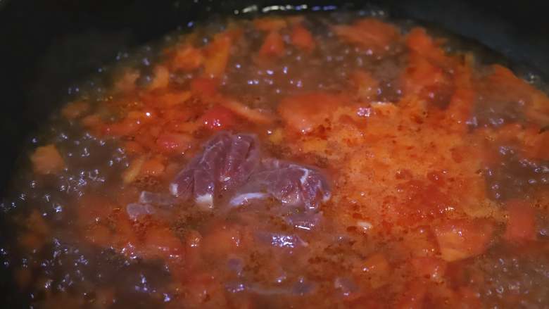 金针菇牛肉汤,往西红柿里加入适量的清水烧开，水开后加入腌制好的牛肉条进去煮，放点姜丝驱寒还能去腥，牛肉条放进去以后用汤勺推动一下，防止牛肉粘连在一起。