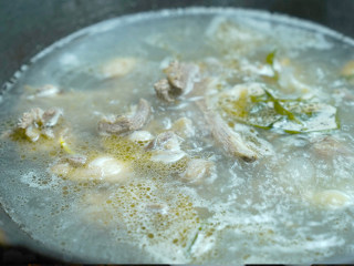 羊肉汤,羊肉切块洗净，放入凉水锅中，烧开焯出血沫，然后取出羊肉块冲洗干净。