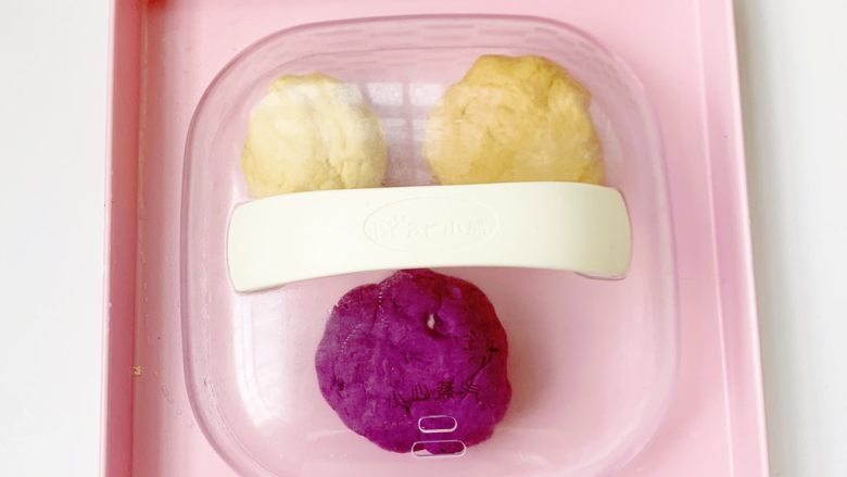 三色磨牙棒（南瓜、红薯、紫薯）,️：放锅盖醒30分钟（保鲜膜也可以）